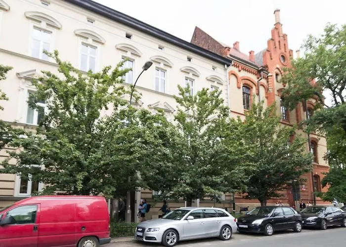 Quiet Blue Home In The City Center!